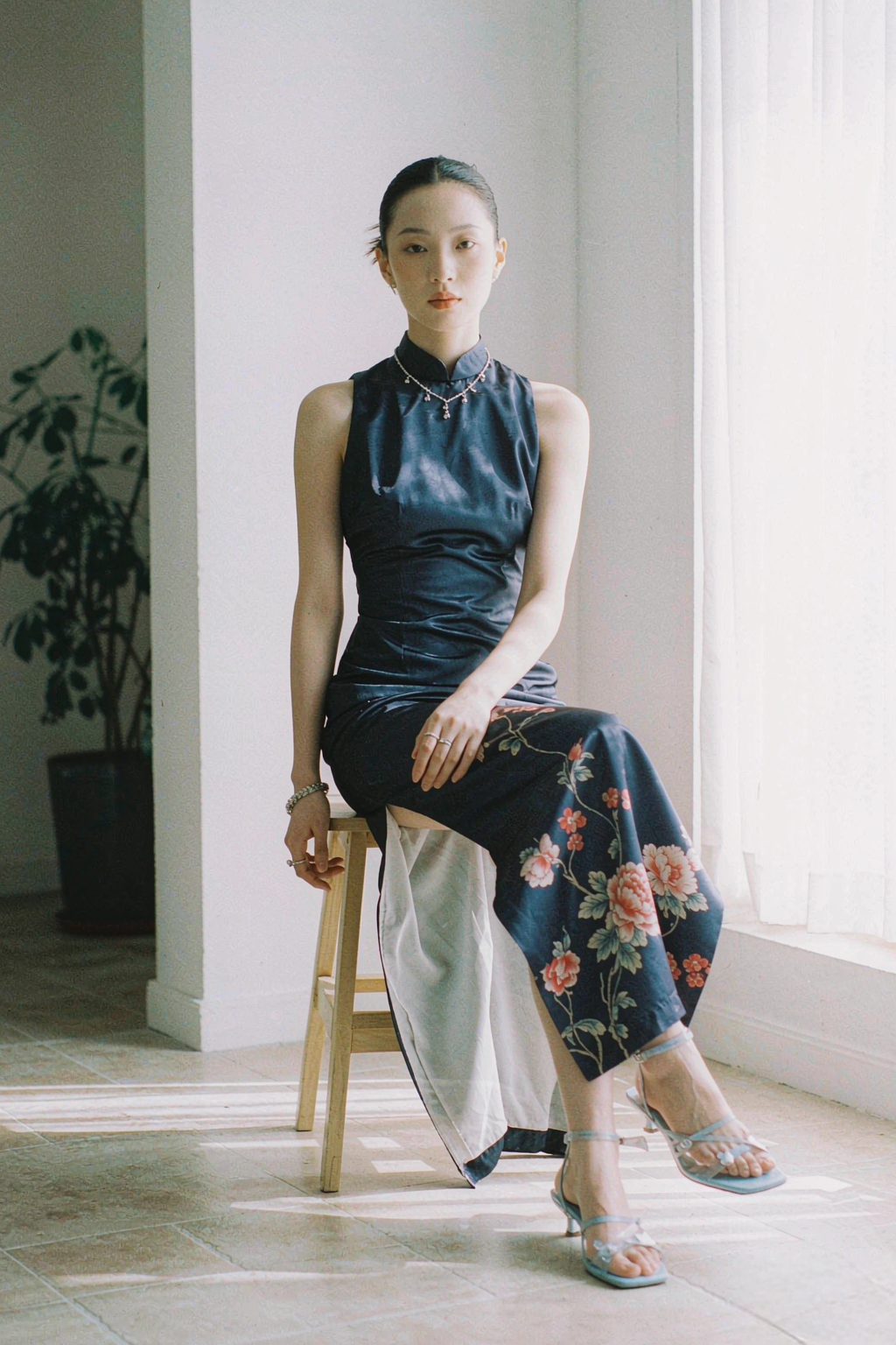 'Qingwu' embroidered modern qipao